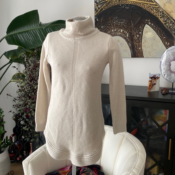 ⚪️ Dynamite M Sweater ⚪️ - Picture 1 of 5